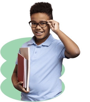 Estudiante con cuadernos y gafas, representando el aprendizaje en educación básica